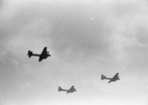 831512 Afbeelding van enkele Amerikaanse B-17 vliegtuig in het luchtruim boven de stad Utrecht in verband met de ...